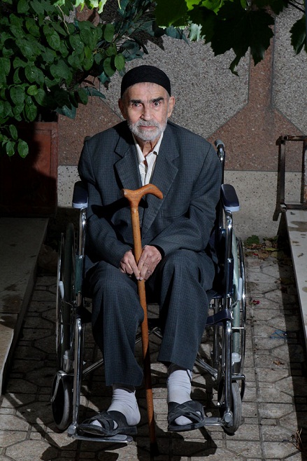 پیرغلامی که شب عاشورا بیمارستان را به هم ریخت +تصاویر و فیلم 