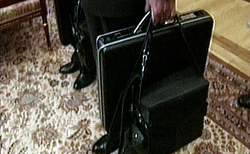 آیا پوتین با چمدان اتمی به ایران می‌آید؟ +عکس