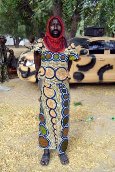 دستگیری عضو بوکوحرام با لباس زنانه + عکس