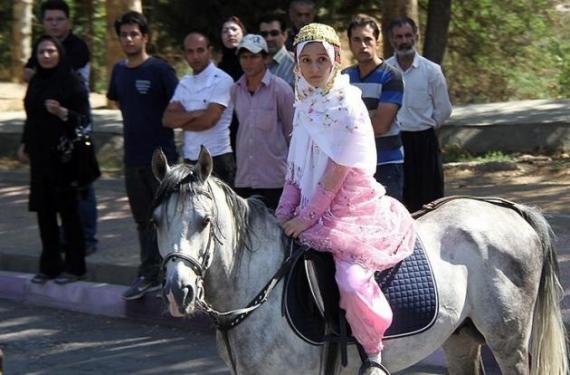 دختری که با اسب به استقبال روحانی رفت ‎ ‎+عکس
