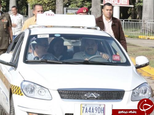 رئیس جمهوری در حال مسافرکشی/عکس
