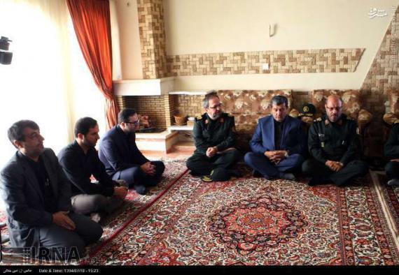عکس/ حضور وزیر دفاع در منزل سردار شهید همدانی