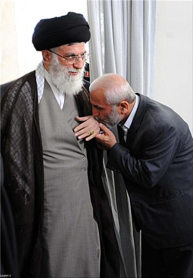 دست بوسی رهبر انقلاب توسط سردار همدانی + عکس
