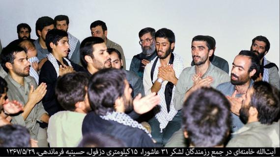 عکس/ سینه‌زنی رهبر انقلاب در جمع رزمندگان