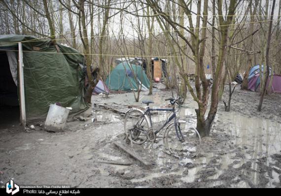گزارش تصویری/زندگی بدوی ایرانی‌ها در کمپ آوارگان فرانسه