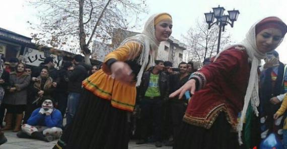 رقص زنان در میدانی به نام شهدا