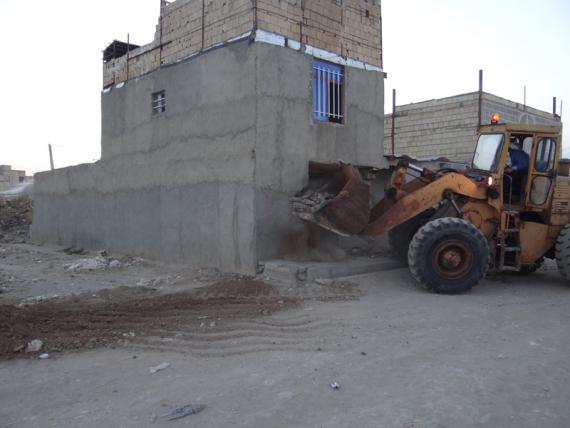 تخریب دو خانه مسکونی تهیه و توزیع مواد مخدر در کبودراهنگ / گزارش تصویری